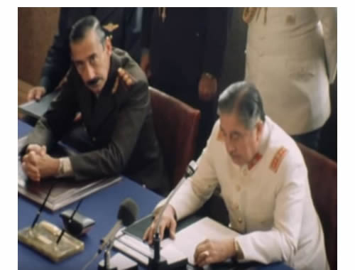 Augusto Pinochet de Chile y Jorge Rafael Videla de Argentina han firmado un acuerdo de principio para resolver las diferencias pendientes entre los dos países,